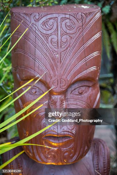 new zealand: traditional maori wood carving - maori art stock pictures, royalty-free photos & images