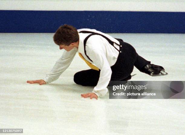 Der deutsche Eiskunstlauf-Meister Sven Meyer stürzt in seinem Kürvortrag am 14.1.1998 bei den Europameisterschaften in Mailand. Der Berliner belegt...