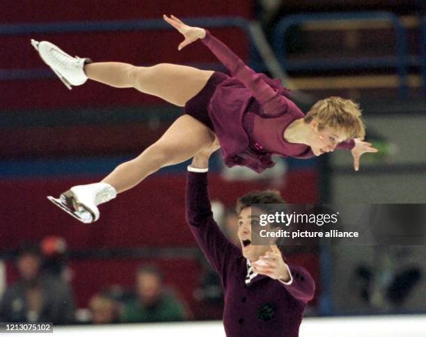 Der russische Paarläufer Anton Sicharudlise hebt seine Partnerin Elena Bereschnaja mit einer Hand zu einer Hebefigur hoch. Das Duo zeigt am 14.1.1998...