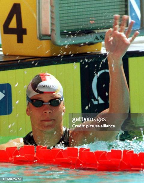 Die Hamburger Schwimmerin Sandra Völker winkt an der Zielwand ihren Teamgefährten zu. Sie ist am 18.1.1998, dem Schlußtag der 8.Weltmeisterschaften...