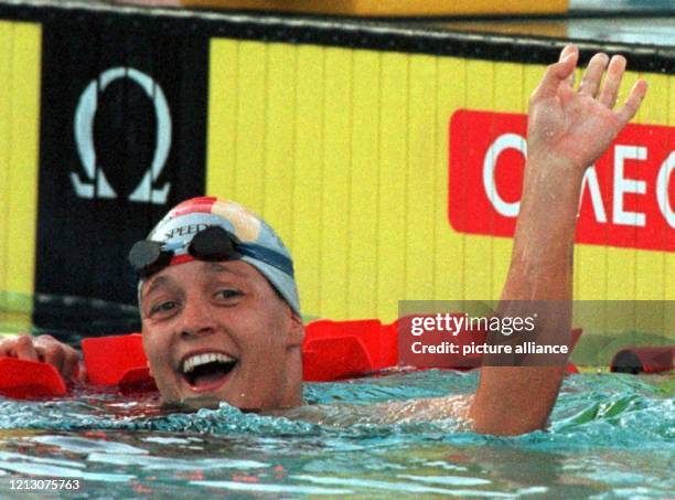 Die Hamburger Schwimmerin Sandra Völker jubelt an der Zielwand und winkt ihren Teamgefährten zu. Sie ist am 18.1.1998, dem Schlußtag der...