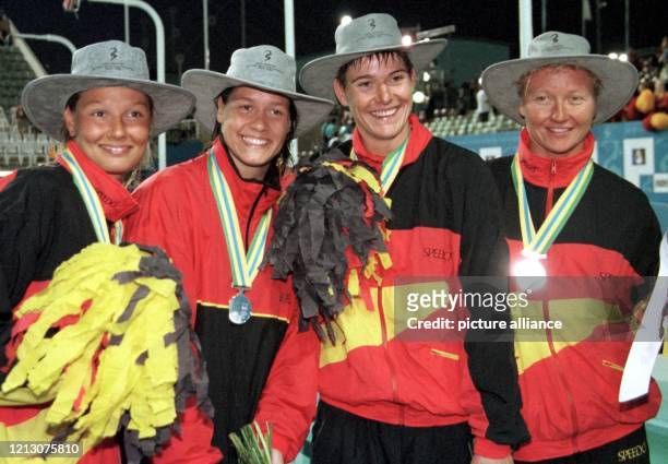 Franziska van Almsick, Sandra Völker, Katrin Meissner und Simone Osygus freuen sich am 14.1.1998 nach der Siegerehrung bei der Schwimm-WM in Perth...