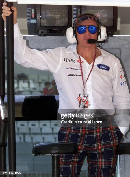 Lässig angelehnt steht der britische Formel 1-Teameigner Jackie Stewart am Kommandostand seines Stewart-Ford Racing Teams in der Boxengasse der...