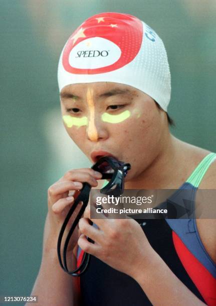 Eine chinesische Schwimmerin befeuchtet am 10.1.1998 bei den Schwimm-Weltmeisterschaften in Perth ihre Brille vor dem Start. Eine spezielle...