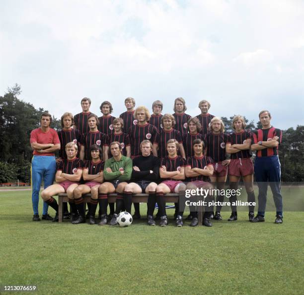 Die Mannschaft von Eintracht Frankfurt für die Saison 1972/73. Hinten von links: Roland Weidle, Ender Konca, Friedel Lutz, Bernd Nickel, Wolfgang...