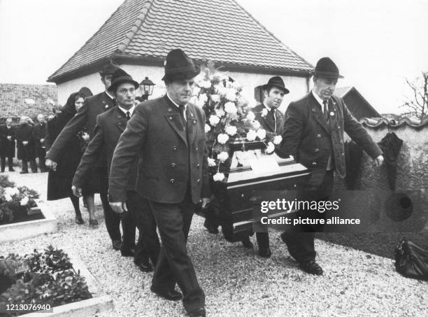 Die Schauspielerin Elisabeth Flickenschildt wird am 4.11.1977 auf dem Friedhof von Hittenkirchen zu Grabe getragen. Sie spielte zahlreiche Film- und...