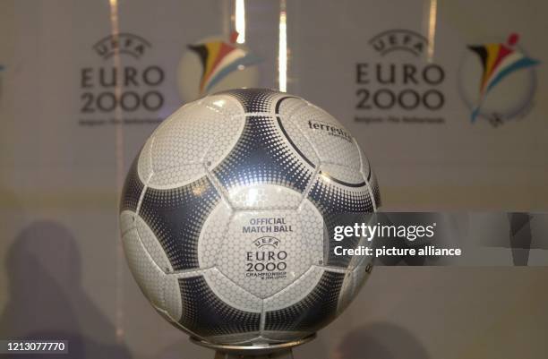 Terrestra Silverstream heisst der bei Adidas in Herzogenaurauch gefertigte offizielle Spielball für das Fußball-Europameisterschaftsturnier 2000 in...