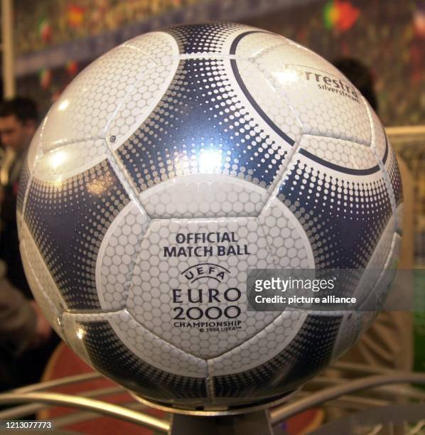 Terrestra Silverstream heisst der bei Adidas in Herzogenaurauch gefertigte offizielle Spielball für das Fußball-Europameisterschaftsturnier 2000 in...