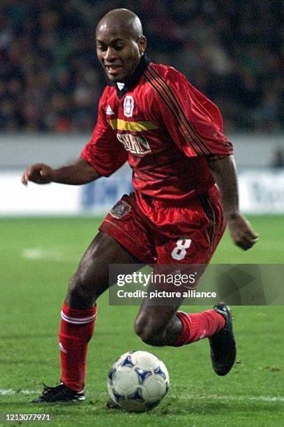 Leverkusens brasilianischer Mittelfeldspieler Ze Roberto führt den Ball am in der heimischen BayArena im Fußball-UEFA-Cup-Rückspiel der 3. Runde...