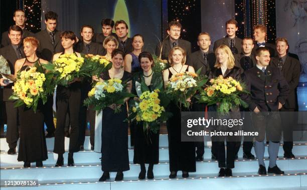 Die zu den erfolgreichsten deutschen Sportlern des Jahres 1998 gewählten Aktiven präsentieren sich am 3.12.1998 auf der Bühne des Kurhauses von...