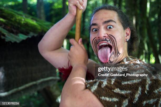 nieuw-zeeland: haka dance - maori stockfoto's en -beelden