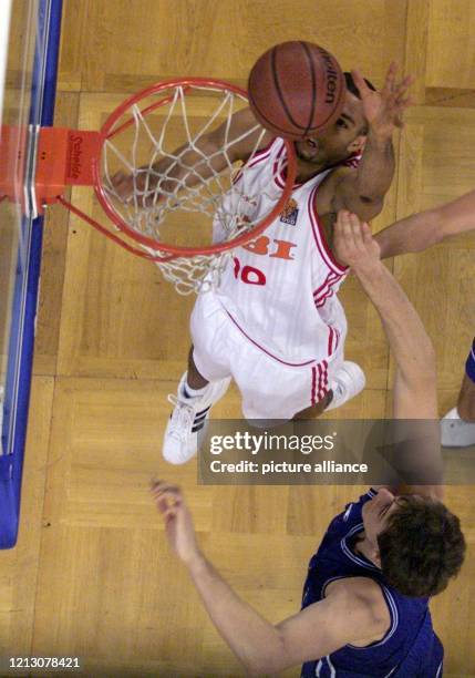 Ademola Okulaja von der deutschen Basketball-Nationalmannschaft versucht am in der Stuttgarter Schleyer-Halle, den Ball an dem italienischen Spieler...