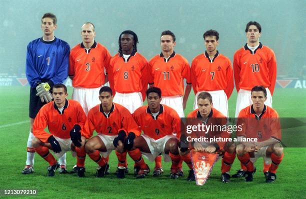 Die niederländische Fußball-Nationalmannschaft posiert vor dem Länderspiel gegen die deutsche Nationalelf am im Gelsenkirchener Parkstadion: Edwin...