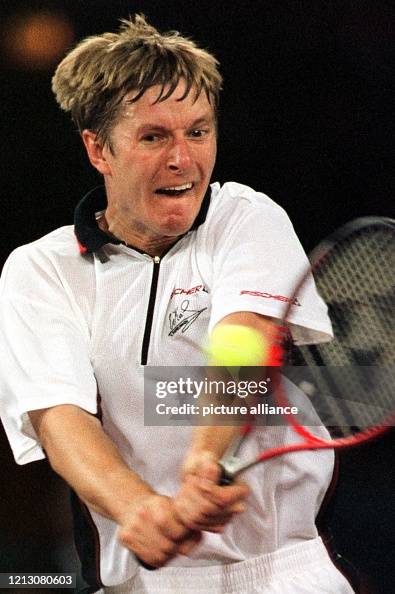 Der Russe Jewgeni Kafelnikow schlägt einen beidhändigen Return am bei