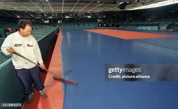 Einen speziellen Bodenbelag aus Farbe und Sand bringt Rodrigo Delima am in Hannover auf den Center Court der ATP Tour Weltmeisterschaft auf. Weitere...