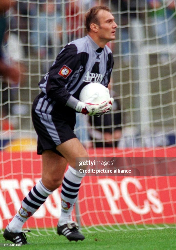 Der Leverkusener Torhüter Adam Matysek sucht mit dem Ball in den