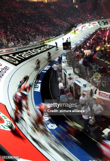 Bahnradsportler jagen über das Holzoval der Münchner Olympiahalle. Beim Münchner Sechstagerennen nehmen am 4.11.1999 insgesamt 15 Zweier-Teams die...