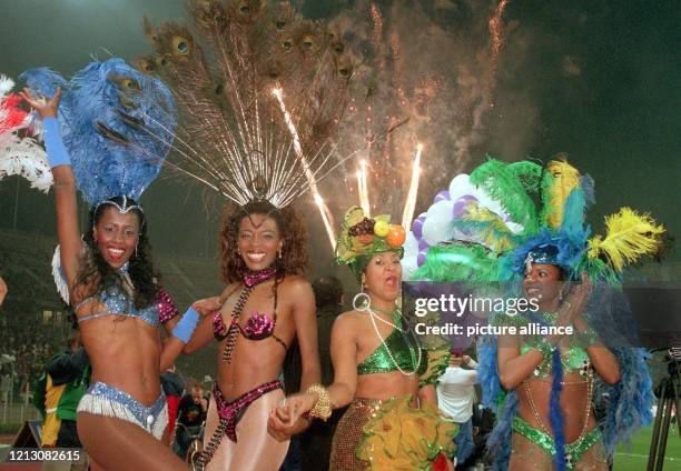 Leicht bekleidet heizen diese Brasilianerinnen mit Samba-Rhythmen am 28.10.98 im Berliner Olympiastadion bei naßkaltem Wetter den frierenden...