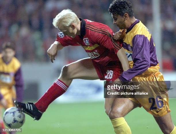 Leverkusens Mittelfeldspieler Carsten Ramelow wird von Maribor-Gegenspieler Marinko Sarkesi angegriffen. Bayer Leverkusen kommt am 2.11.1999 im...