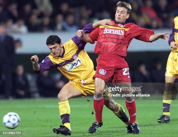 Leverkusens Mittelfeldspieler Bernd Schneider attackiert Maribor-Abwehrspieler Marinka Galic. Bayer Leverkusen kommt am 2.11.1999 im letzten und...