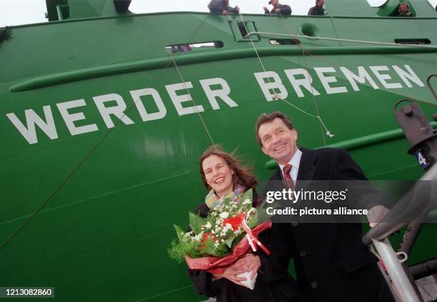 Nach der Taufe auf den Namen "Werder Bremen" stehen am Taufpatin Heide Lemke, Ehefrau von Ex-Werder-Manager Willi Lemke, und Werftchef Hinrich Sietas...