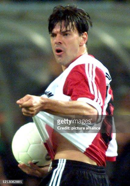 Hier - gezogen - Rotterdams Mittelfeldspieler Jan de Visser hält den Spielball in der Hand und beschwert sich beim Schiedsrichter. Feyenoord...