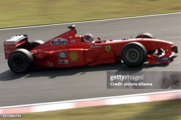 Der deutsche Ferrari-Pilot Michael Schumacher rast am im zweiten freien Training auf der Rennstrecke im japanischen Suzuka durch eine Haarnadelkurve....