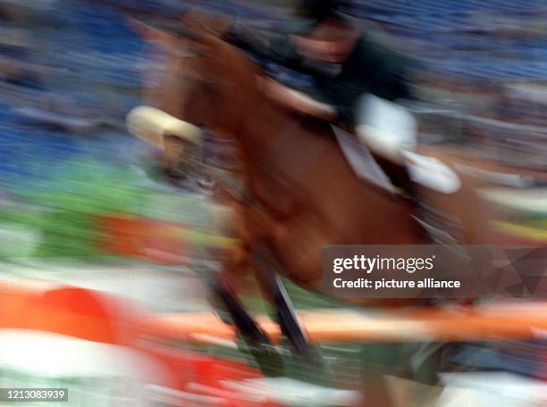 Ein Reiter nimmt mit seinem Pferd ein Hindernis am 8.10.1998 im Flaminio-Stadion in Rom. Es läuft der erste Umlauf der Springreiter im...