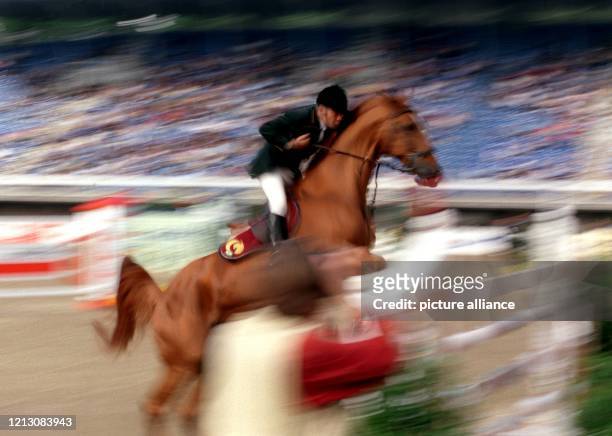 Ein Reiter nimmt mit seinem Pferd ein Hindernis am 8.10.1998 im Flaminio-Stadion in Rom. Es läuft der erste Umlauf der Springreiter im...