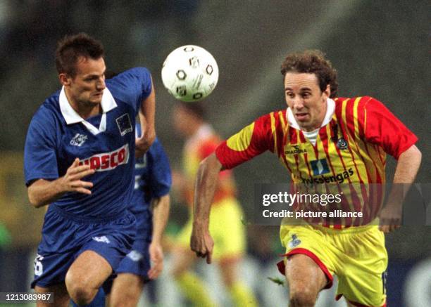 Der belgische Abwehrspieler Chris van Geem und der Duisburger Uwe Spies jagen dem Ball nach. Fußball-Bundesligist MSV Duisburg verliert am 1.10.1998...