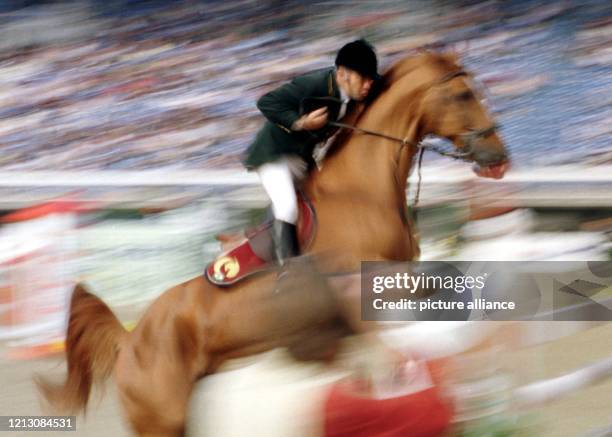 Mitgezogene Aufnahme des brasilianischen Reiters Rodrigo Pessoa, der am 08.1.1998 mit seinem Pferd Gandini Baloubet Du Rouet bei der...