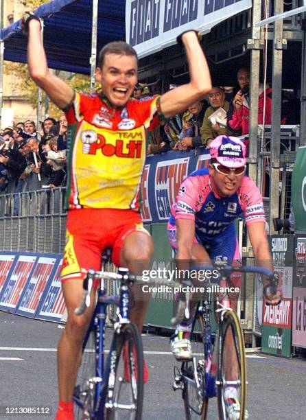 Der italienische Radprofi Mirko Celestino jubelt am im norditalienischen Bergamo nach 262 Kilometern über seinen Sieg beim letzten Weltsup-Radrennen,...
