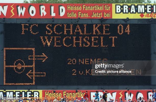 Auf Schalker Seite kommt Nico van Kerckhoven mit der Trikotnummer 2 für Jiri Nemec mit der Trikotnummer 20 ins Spiel - so verkündet es die...