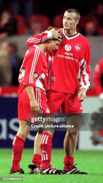 Abwehrspieler Michael Schjönberg vom FC Kaiserslautern tröstet am 22.9.1998 im heimischen Fritz-Walter-Stadion Mittelfeldspieler Thomas Riedl. Der...