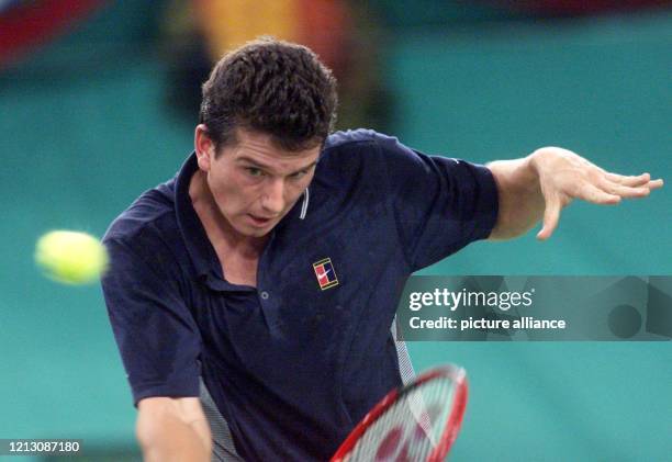 Der Niederänder Richard Krajicek schlägt am bei seinem Spiel gegen den Ukrainer Andrei Medwedew im Rahmen des Grand Slam Cups in München eine...