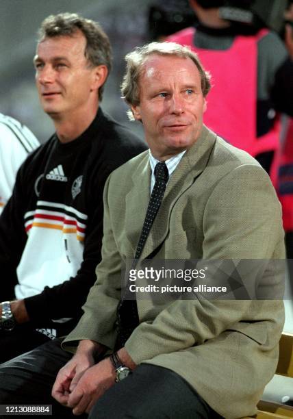 Bundestrainer Berti Vogts und sein Assistent Rainer Bonhof geben sich zuversichtlich am 2.9.1998 auf der Mannschaftsbank im Stadion von La Valetta...
