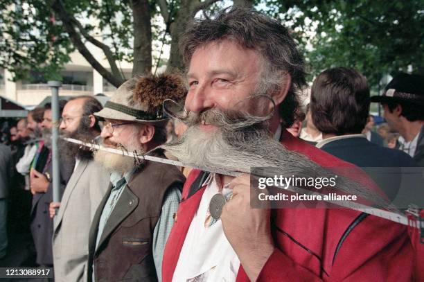 Ein bart- haariges Spektakel hat am in Pforzheim für einen Weltrekord gesorgt. Die längste Bartkette der Welt ist auf dem "Oechsle- Fest" gebildet...