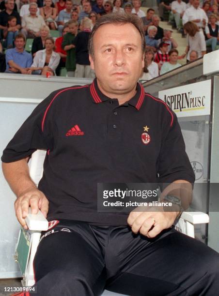 Trainer Alberto Zaccheroni erwartet am 6.8.1999 in der Leverkusener BayArena den Anstoß zum Fußball-Freundschaftsspiel seines Teams AC Mailand gegen...