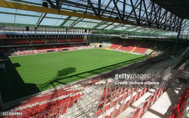 Komplett fertiggestellt zeigt sich nach nur dreimonatiger Bauzeit die neue, 23 Millionen Mark teure Südtribüne des Fritz-Walter-Stadions auf dem...