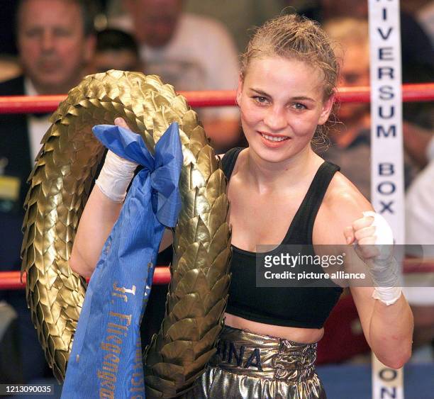 Die amtierende Weltmeisterin im Profi Boxen im Junior-Fliegengewicht der Frauen, Regina Halmich aus Deutschland, freut sich am in der Alten Reithalle...