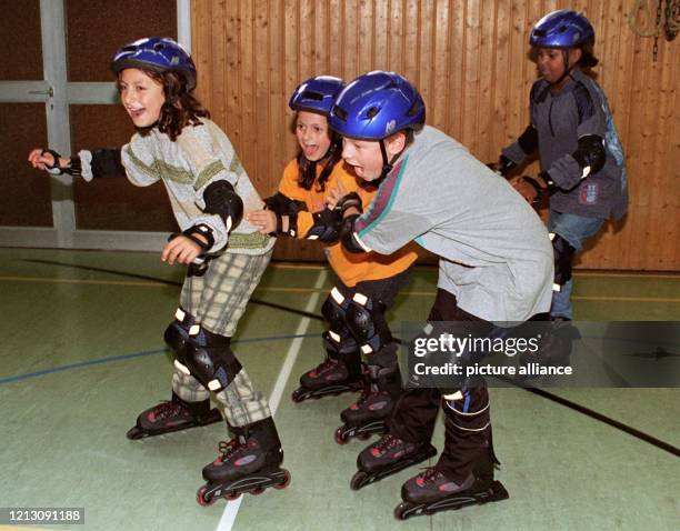 SchülerInnen der Frankfurter Bonifatius-Grundschule toben sich am in ihrer Sporthalle auf Inline-Skates aus. Die Initiative "Saver Skating" brachte...