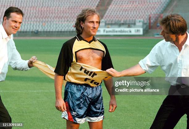 Die Karlsruher Peter Kern und Fredy Seitz demonstrieren an ihrem Modell Mario Doerbeck am 12.8.1998 im Karlsruher Wildparkstadion ihr neu...