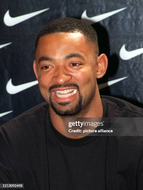 Der nordamerikanische Basketballer Juwan Howard von den Washington Wizards aus der Profiliga NBA lächelt entspannt bei einer Pressekonferenz am...