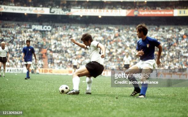 Der deutsche Abwehrspieler Bernd Patzke stoppt einen italienischen Angriff. Der italienische Gegenspieler Roberto Rosato läuft ins Leere. Die...