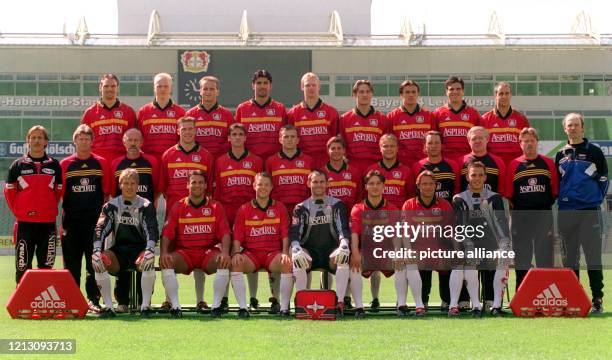 Mit dieser Mannschaft - aufgenommen am 27.7.1998 - geht Fußball-Bundesligist Bayer 04 Leverkusen in die neue Saison: Obere Reihe : Jens Nowotny,...