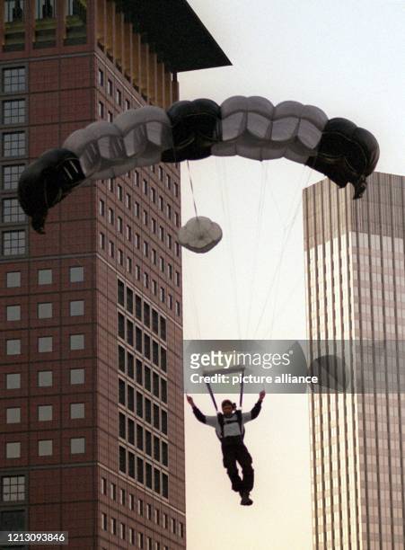 Ein Fallschirmspringer saust am 22.8.1999 zwischen Frankfurter Hochhäusern in die Tiefe. Nachts, wenn das Bankenviertel in tiefem Schlaf liegt oder...