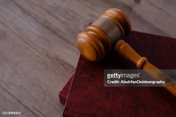 judge gavel with books on wooden table - sentenciar fotografías e imágenes de stock