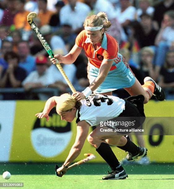 Die deutsche Hockey-Nationalspielerin Franziska Gude und die Niederländerin Suzan van der Wielen liefern sich einen Zweikampf um den Ball....