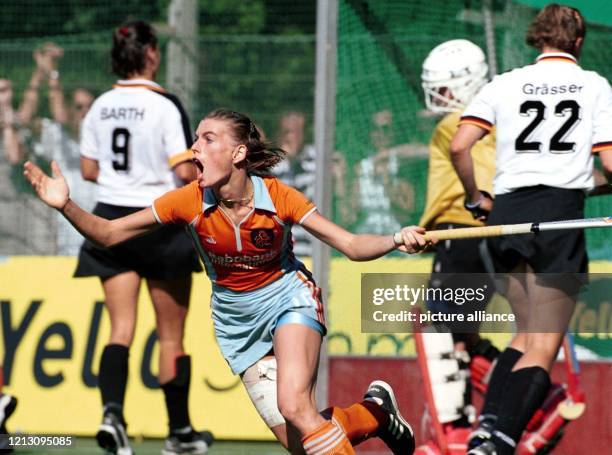 Die niederländische Hockey-Nationalspielerin Mijntje Donners dreht nach ihrem 2:1-Siegtreffer jubelnd ab und schreit ihre Freude heraus. Im...