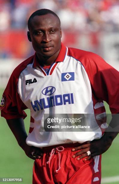 Der ghanaische HSV-Stürmer Anthony Yeboah ist am 18.7.1999 in Lübeck im UI-Cuphinspiel der 1. Runde gegen den FC Basel mit von der Partie. Der...